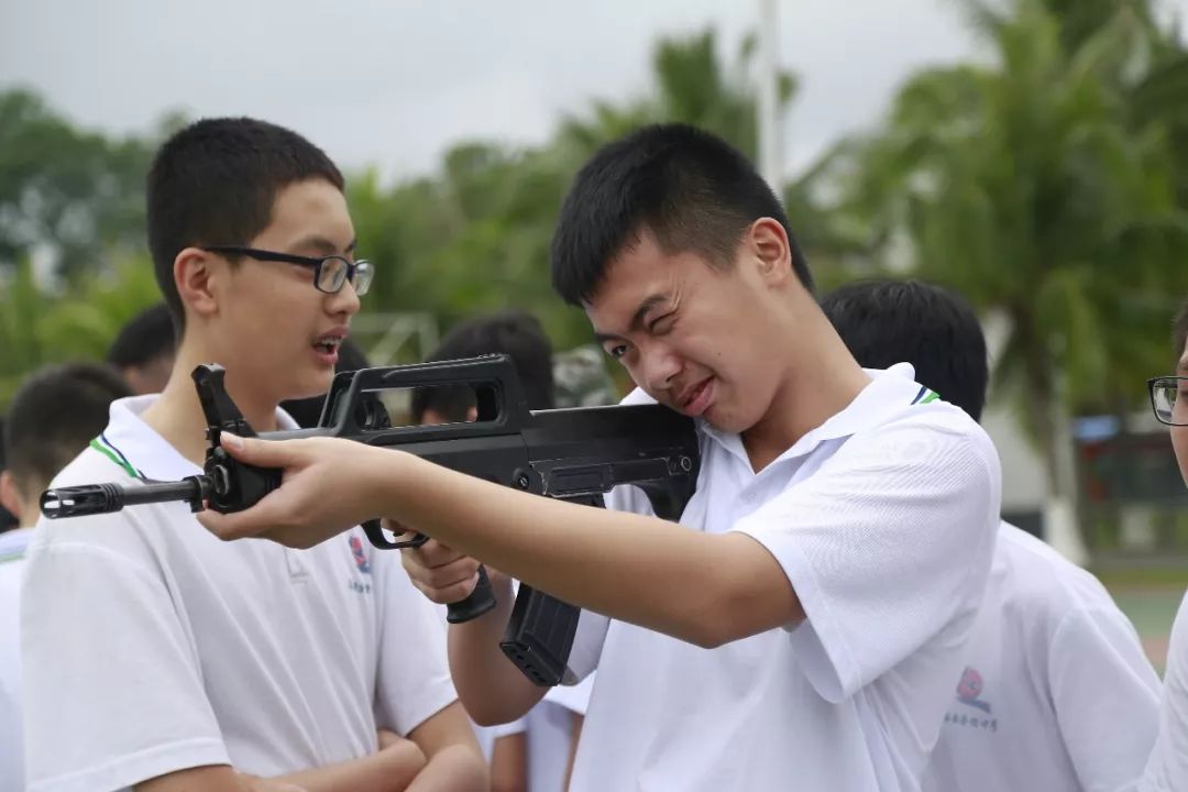 尼斯训练开放日，冲刺阶段回应争议引欢呼，荷甲在即，身体对抗强度拉满的简单介绍